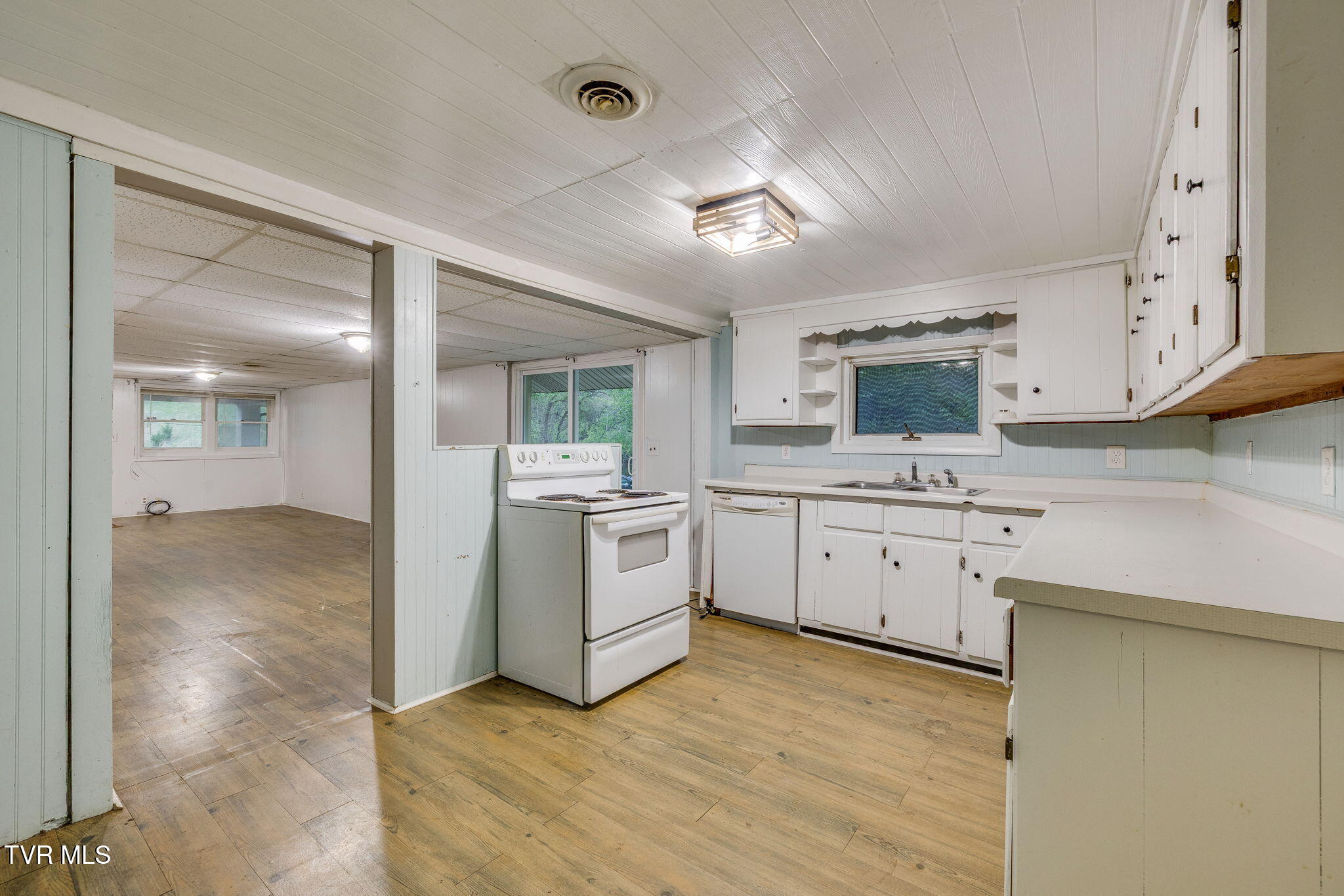 212 Weaver Hill Road Johnson City, TN 37601 - Photo 18 of 26 008