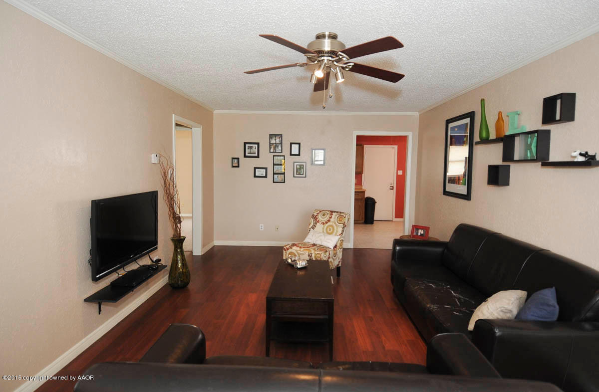 4636 Crockett Street Amarillo, TX 79110 - Photo 3 of 16 LIVING VIEW 1