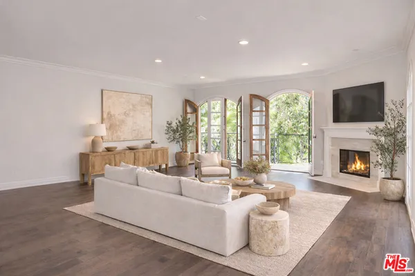 $6,950 | 353 South Reeves Drive, Unit 200, Beverly Hills, CA 90212