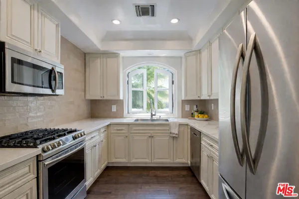 $6,950 | 353 South Reeves Drive, Unit 200, Beverly Hills, CA 90212