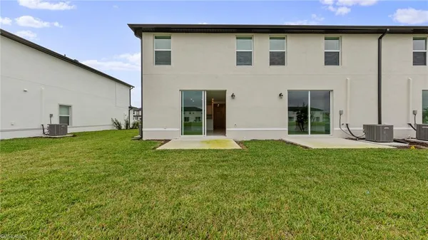 a view of a house with backyard