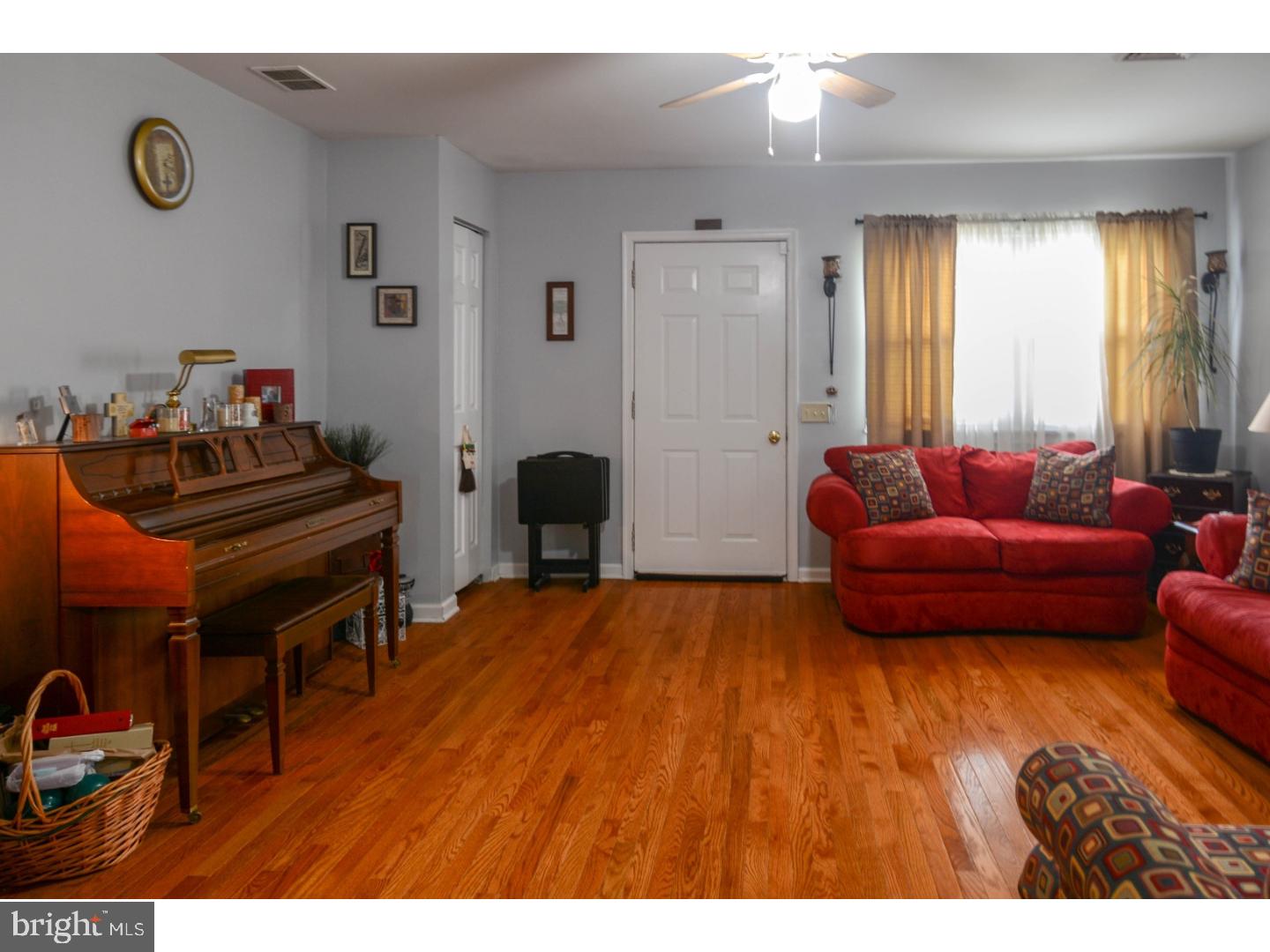 210 Sykes Road New Castle, DE 19720 - Photo 7 of 25 Living Room