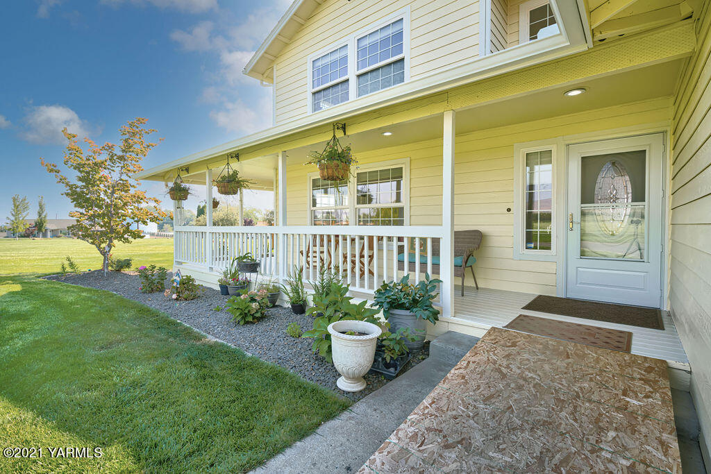 13050 West Barrett Road Yakima, WA 98908 - Photo 2 of 55 a front view of a house with garden