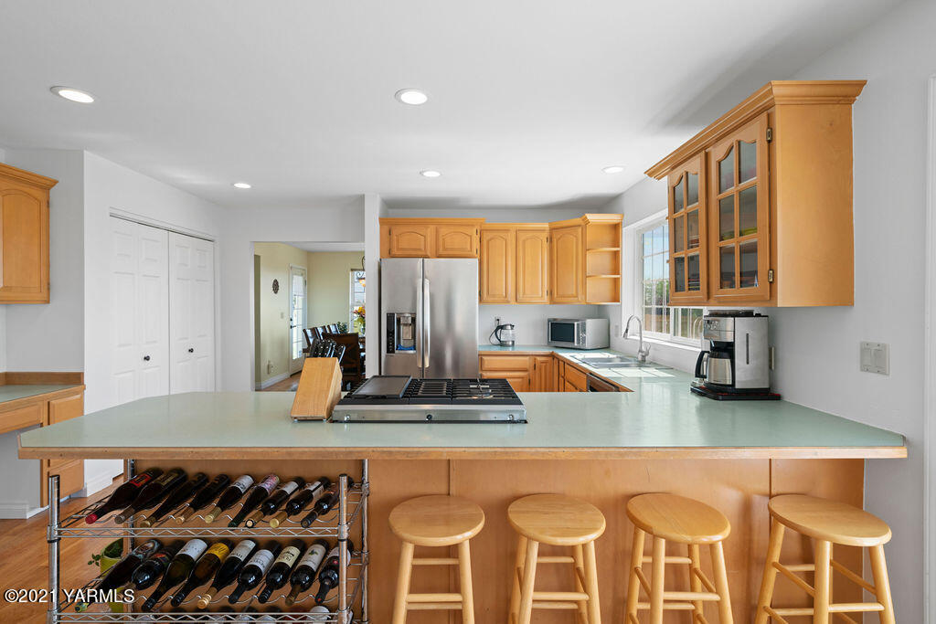 13050 West Barrett Road Yakima, WA 98908 - Photo 13 of 55 a large kitchen with a table and chairs