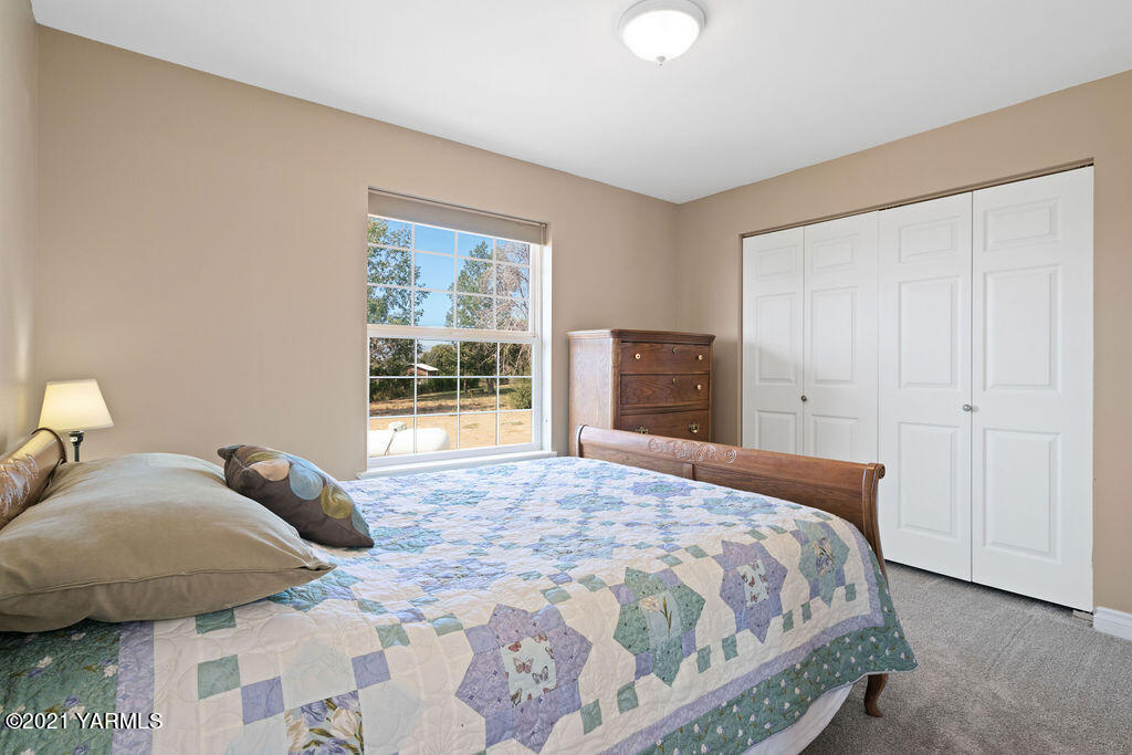 13050 West Barrett Road Yakima, WA 98908 - Photo 16 of 55 a bedroom with a bed and window
