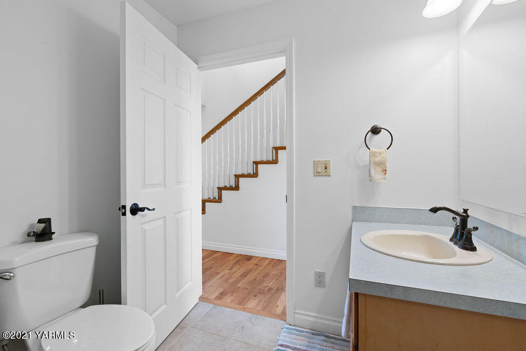 13050 West Barrett Road Yakima, WA 98908 - Photo 17 of 55 a bathroom with a sink toilet and shower