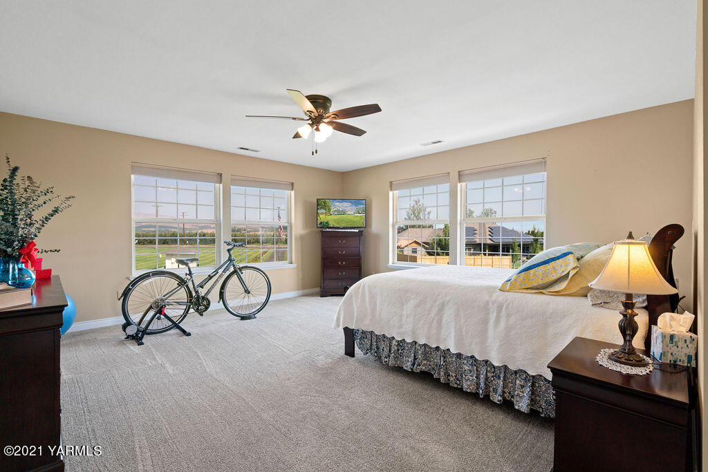 13050 West Barrett Road Yakima, WA 98908 - Photo 22 of 55 a bedroom with bed and a window