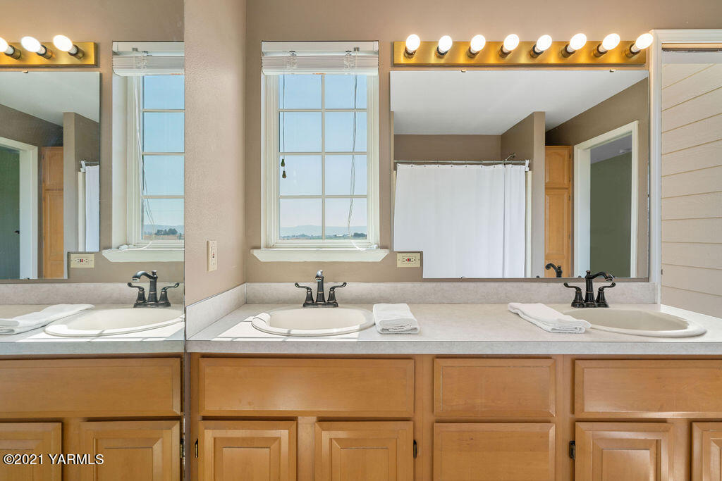 13050 West Barrett Road Yakima, WA 98908 - Photo 24 of 55 a bathroom with a sink and a mirror