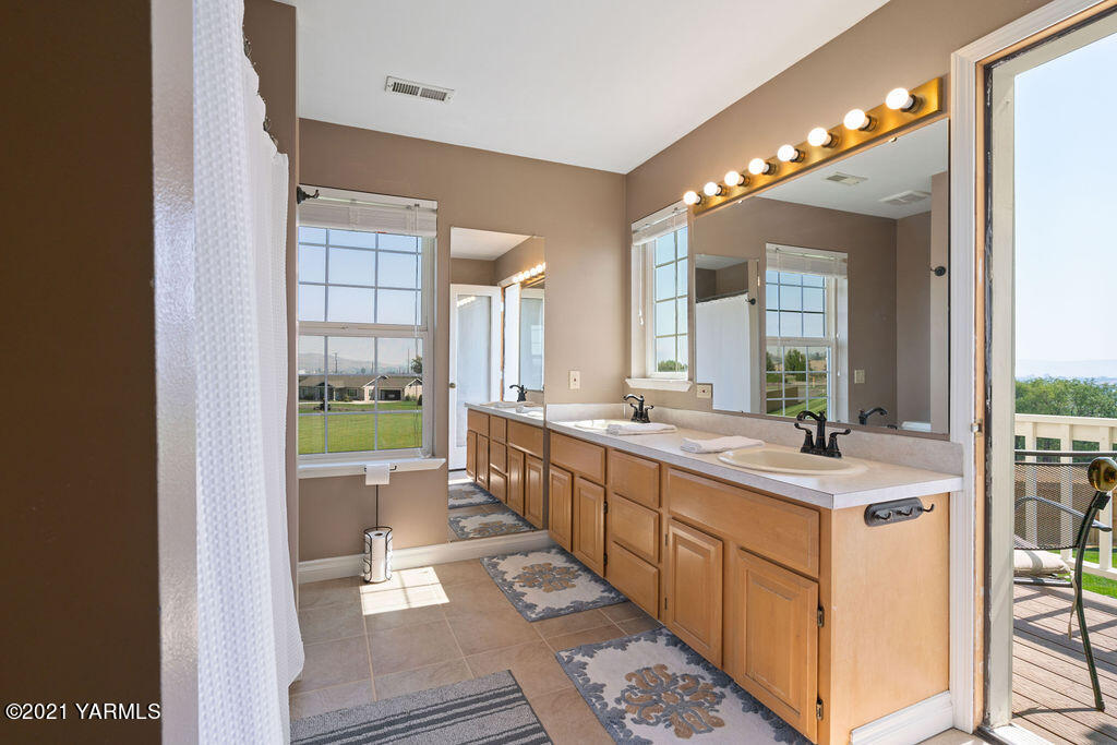 13050 West Barrett Road Yakima, WA 98908 - Photo 25 of 55 a large white kitchen with a large window
