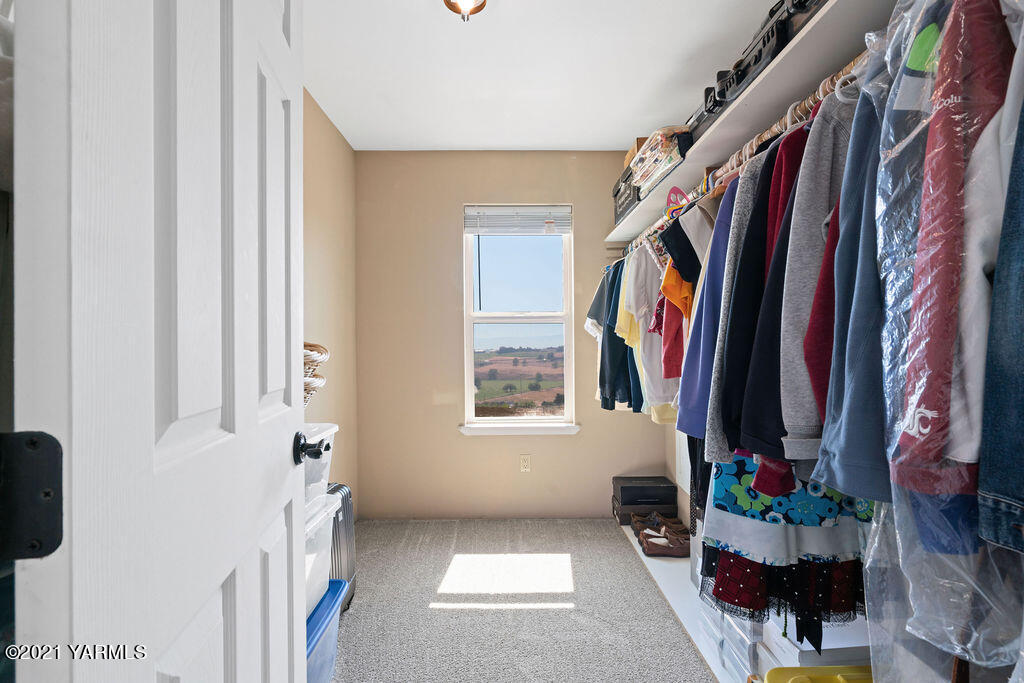 13050 West Barrett Road Yakima, WA 98908 - Photo 27 of 55 Walk-in Closet