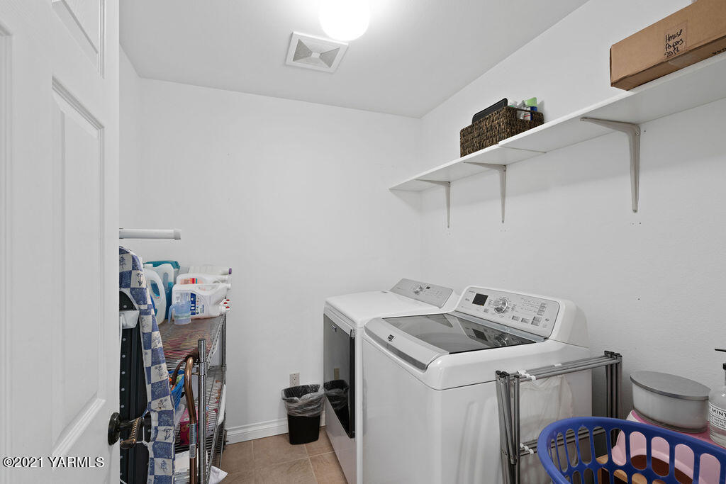 13050 West Barrett Road Yakima, WA 98908 - Photo 28 of 55 a utility room with dryer and washer