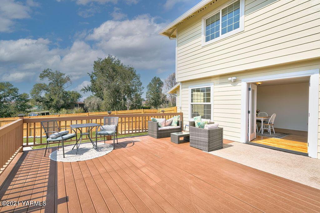 13050 West Barrett Road Yakima, WA 98908 - Photo 29 of 55 a balcony with wooden floor table and chairs