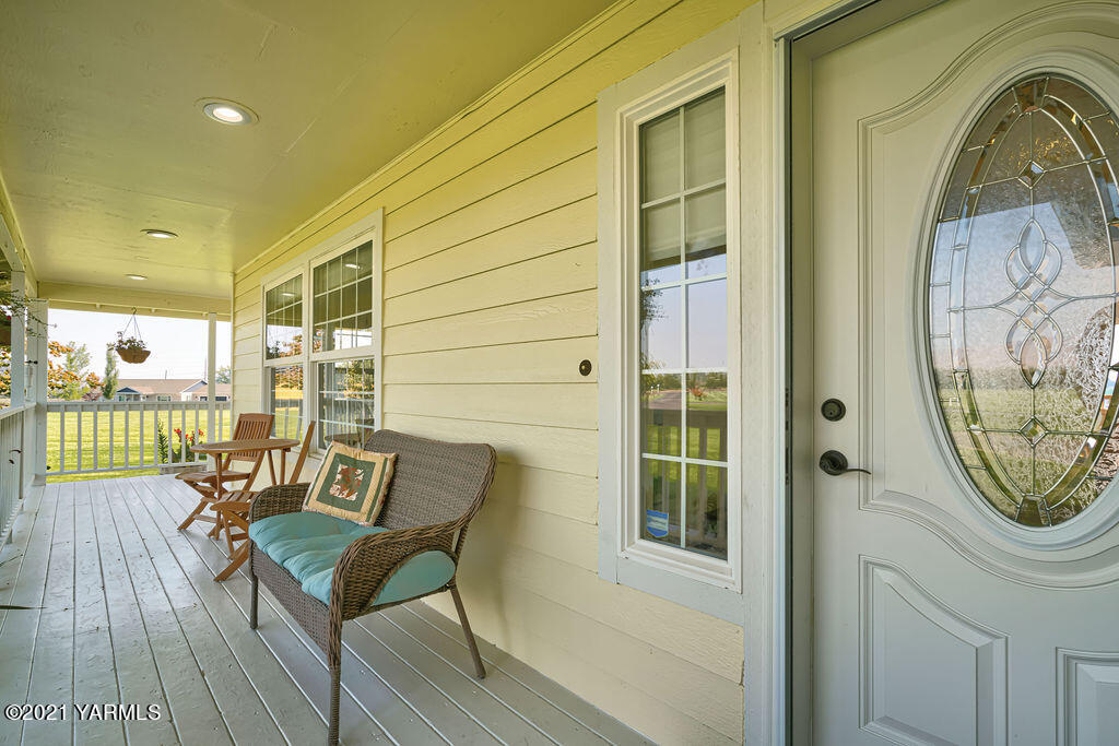 13050 West Barrett Road Yakima, WA 98908 - Photo 4 of 55 a view of a balcony with furniture and wooden floor