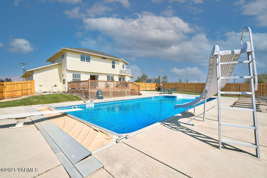 13050 West Barrett Road Yakima, WA 98908 - Photo 33 of 55 a view of a swimming pool with a lounge chairs