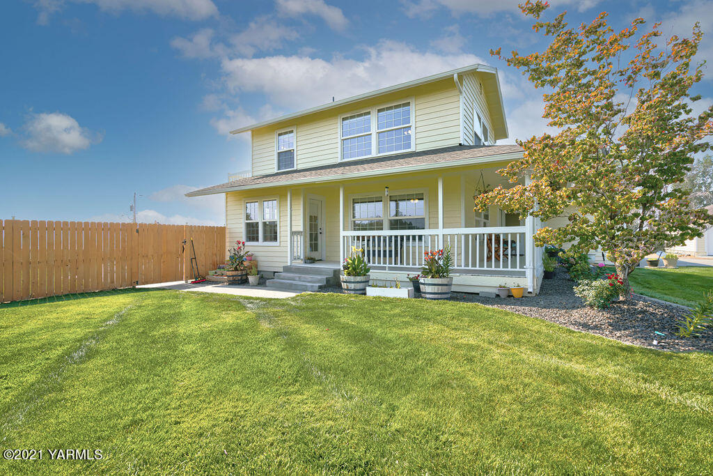 13050 West Barrett Road Yakima, WA 98908 - Photo 35 of 55 a view of a house with backyard and sitting area