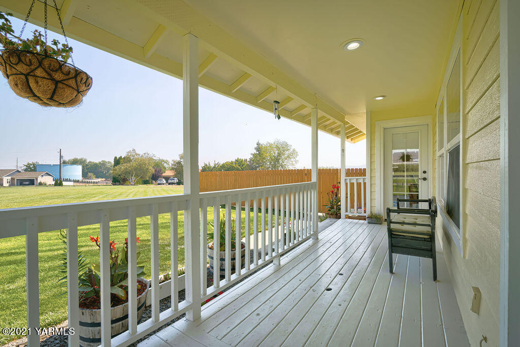 13050 West Barrett Road Yakima, WA 98908 - Photo 36 of 55 a view of a balcony with wooden floor