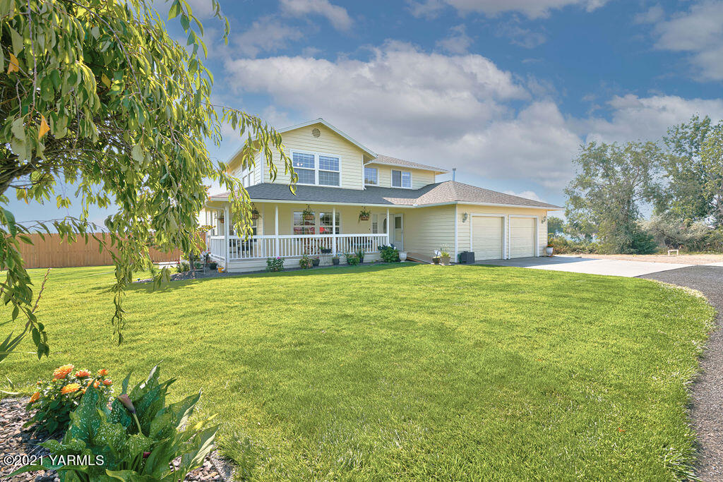 13050 West Barrett Road Yakima, WA 98908 - Photo 37 of 55 a front view of a house with a garden