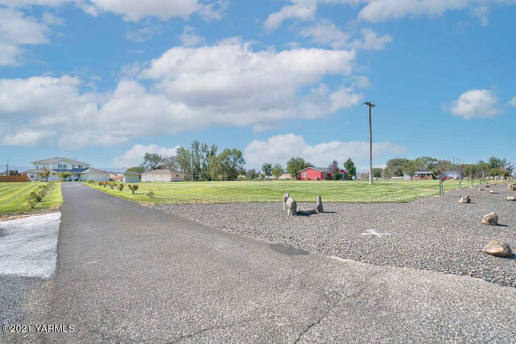 13050 West Barrett Road Yakima, WA 98908 - Photo 39 of 55 a view of a road with big playing ground