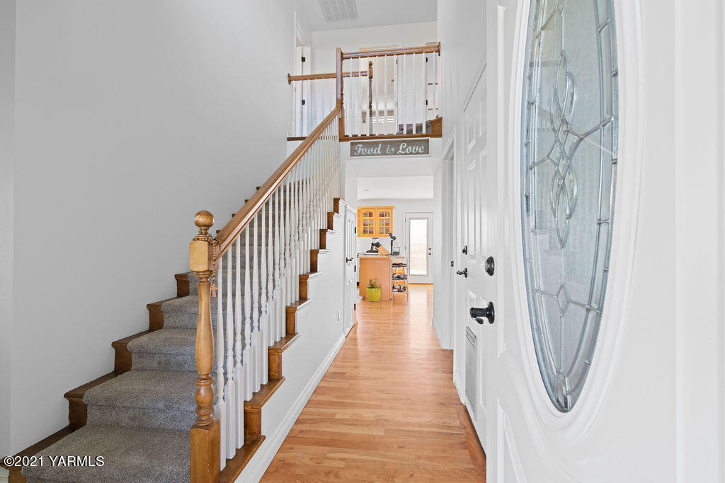 13050 West Barrett Road Yakima, WA 98908 - Photo 5 of 55 a view of a hallway with wooden floor and entryway