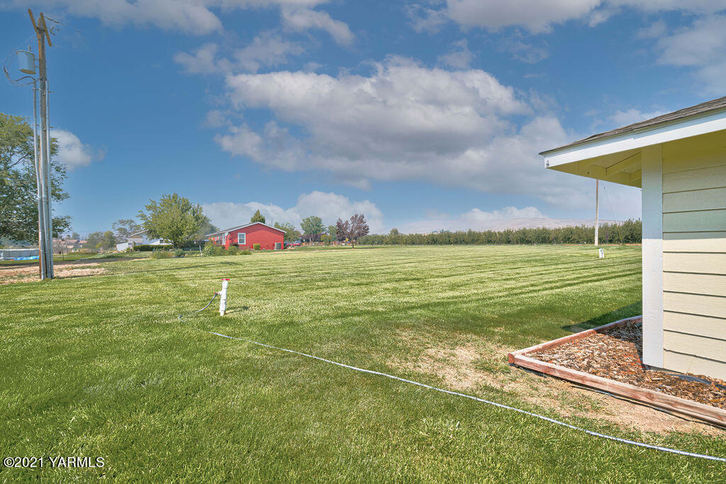 13050 West Barrett Road Yakima, WA 98908 - Photo 42 of 55 a view of a field with an empty room