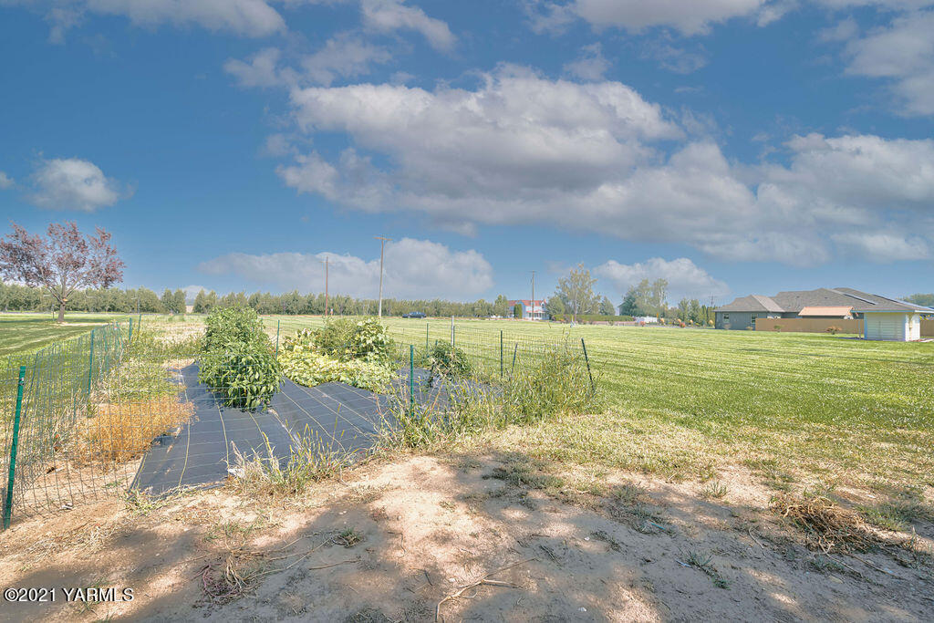 13050 West Barrett Road Yakima, WA 98908 - Photo 43 of 55 a view of a lake with a big yard