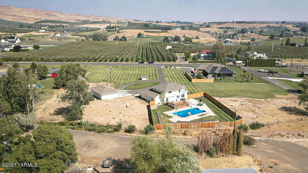 13050 West Barrett Road Yakima, WA 98908 - Photo 45 of 55 an aerial view of residential houses with outdoor space and river