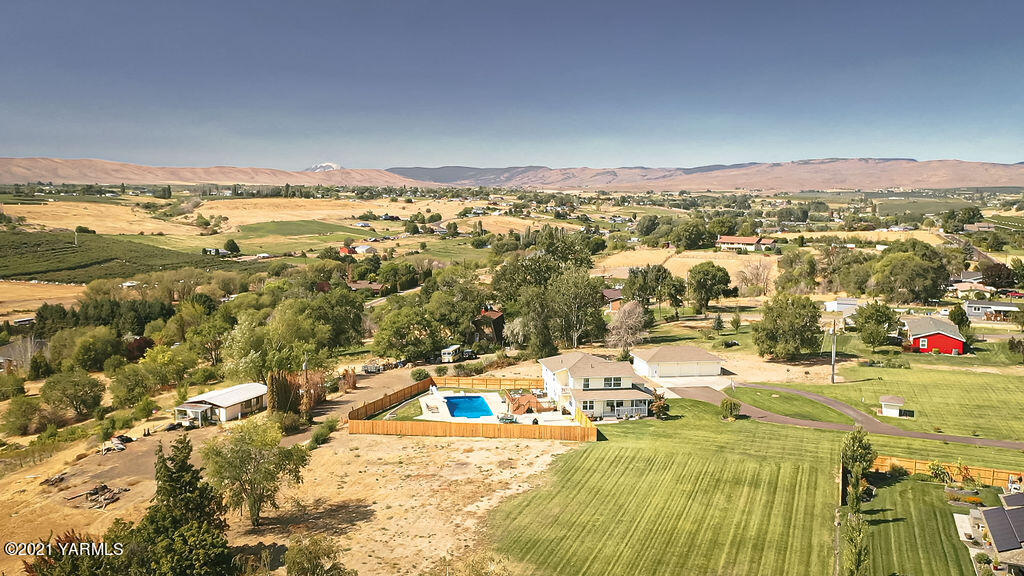 13050 West Barrett Road Yakima, WA 98908 - Photo 49 of 55 an aerial view of residential houses with outdoor space