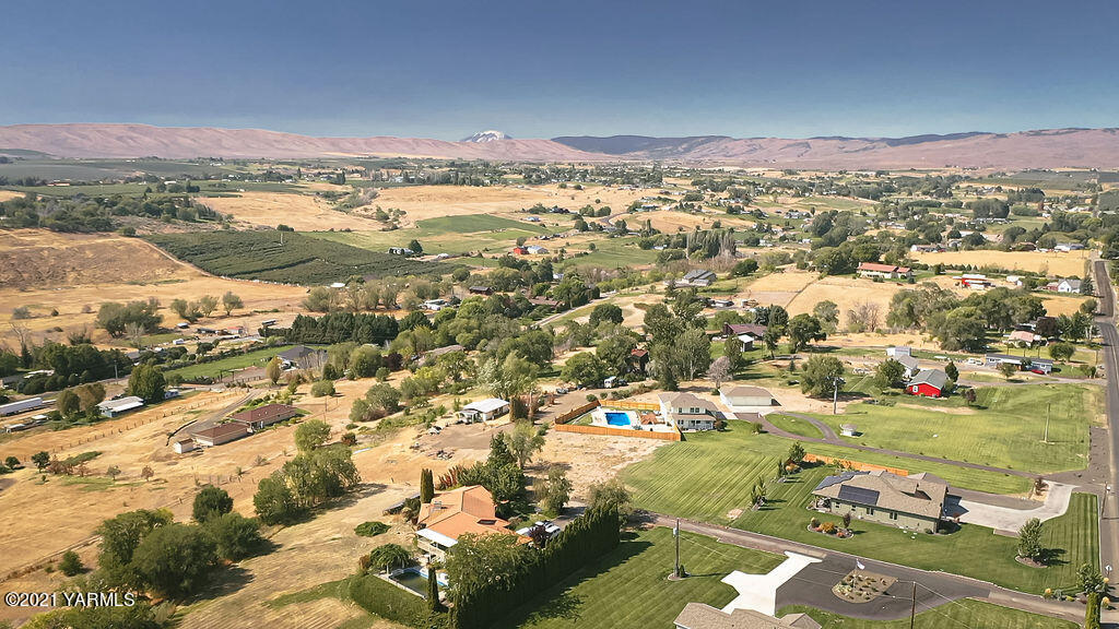 13050 West Barrett Road Yakima, WA 98908 - Photo 51 of 55 an aerial view of residential houses with outdoor space