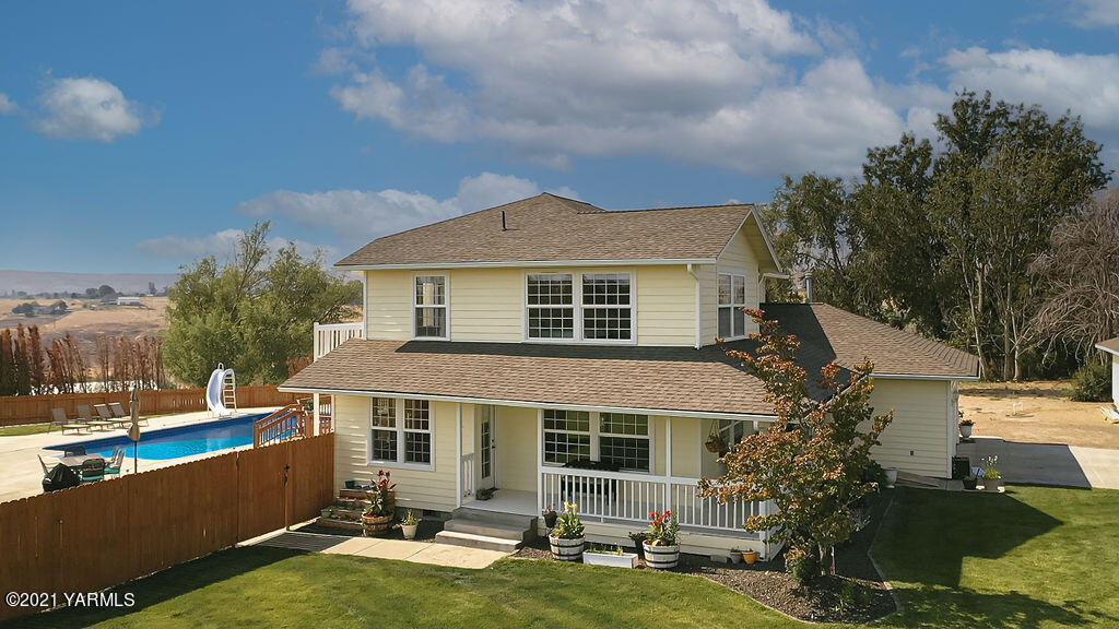 13050 West Barrett Road Yakima, WA 98908 - Photo 53 of 55 a aerial view of a house with swimming pool and next to a yard