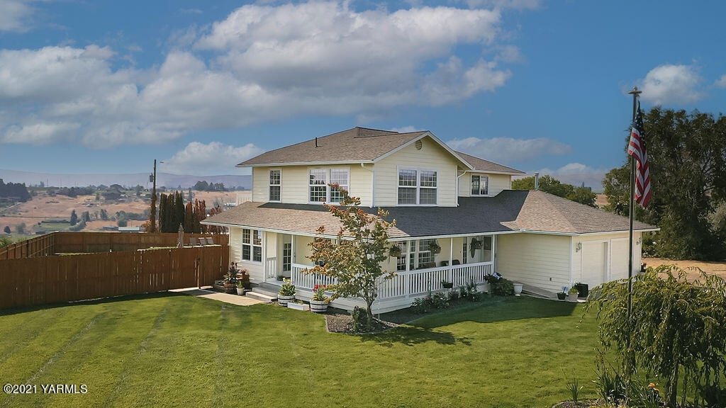 13050 West Barrett Road Yakima, WA 98908 - Photo 54 of 55 a view of a house with a yard and sitting area