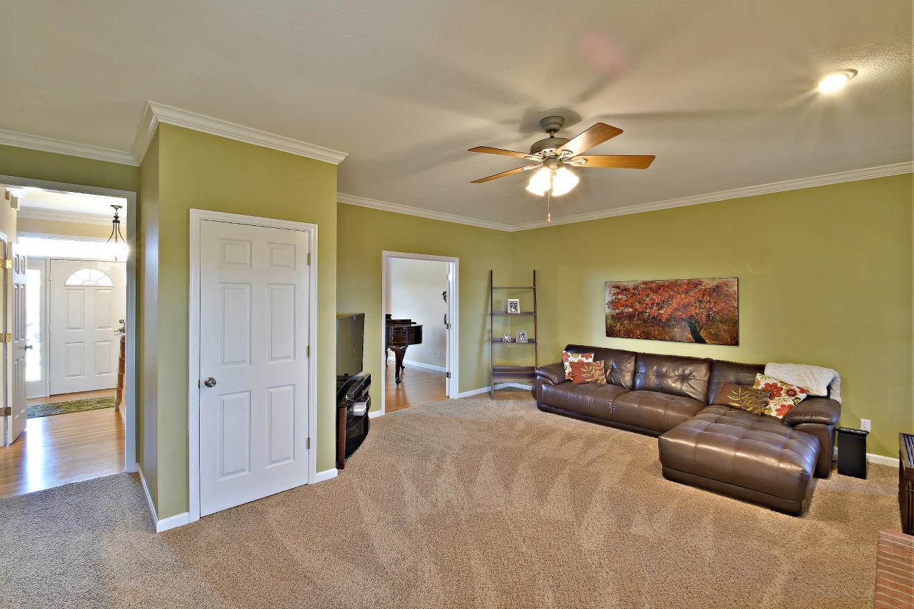 632 Tree Ridge Road Knoxville, TN 37922 - Photo 12 of 40 Family Room