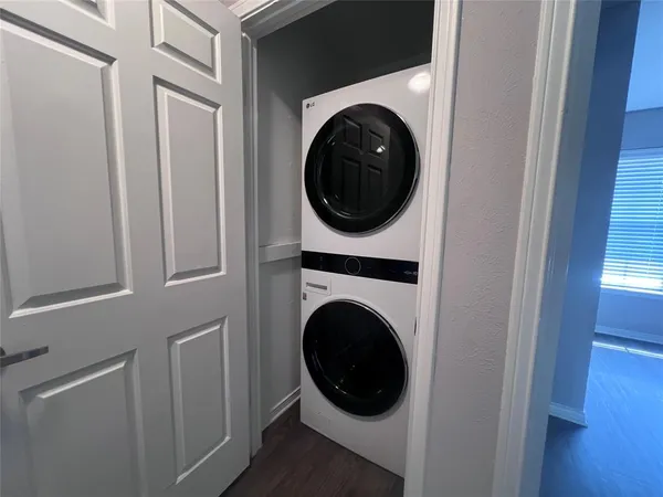a close up view of a washer and dryer