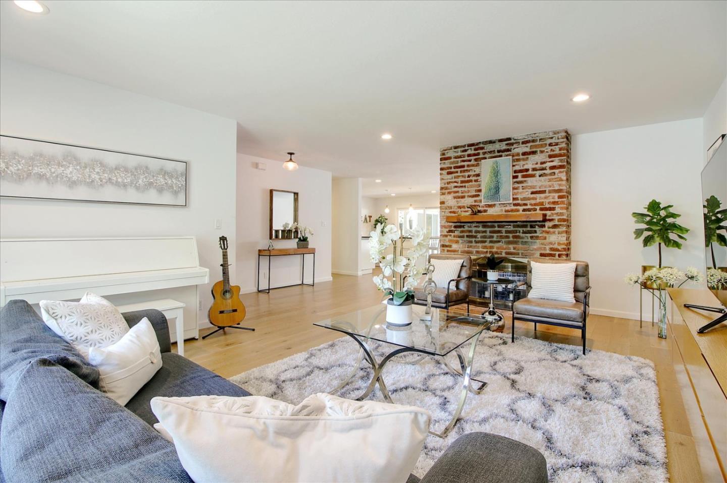 1435 Floyd Avenue Sunnyvale, CA 94087 - Photo 5 of 36 a living room with furniture