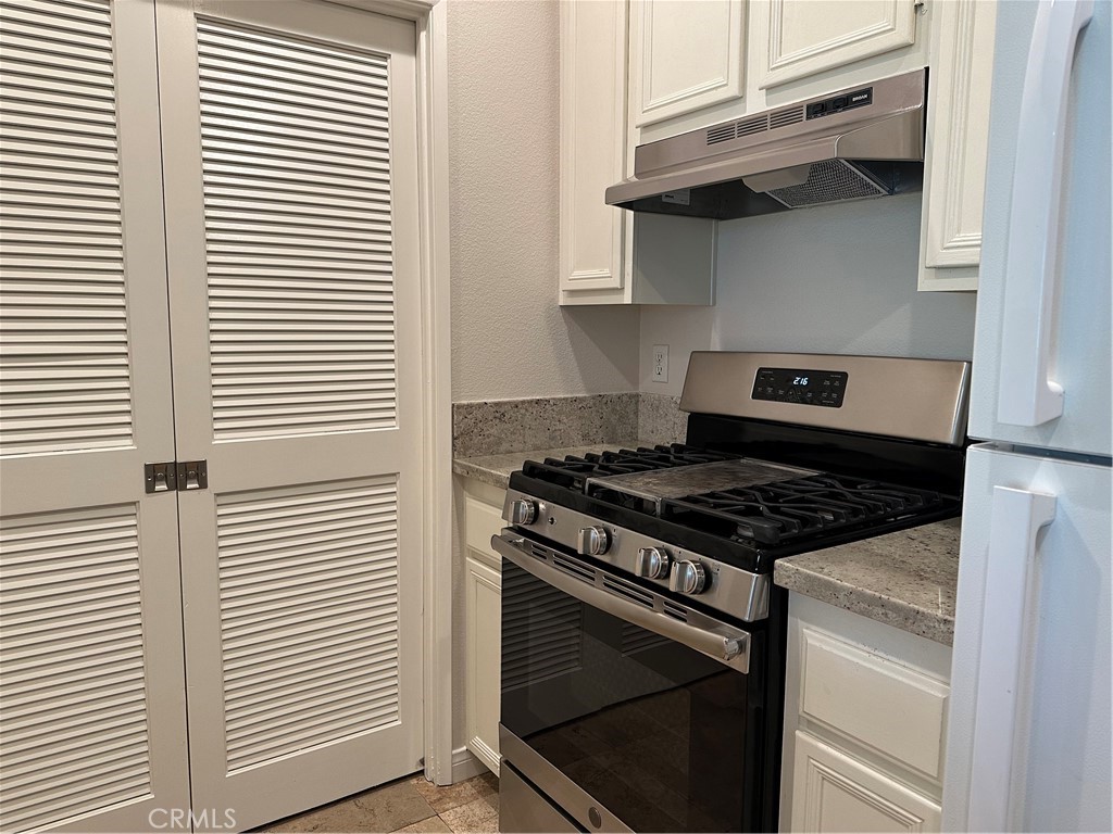337 Chaumont Circle Lake Forest, CA 92610 - Photo 7 of 32 a stove top oven sitting inside of a kitchen