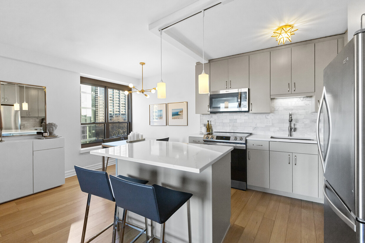 2930 North Sheridan Road, Unit 706 Chicago, IL 60657 - Photo 2 of 16