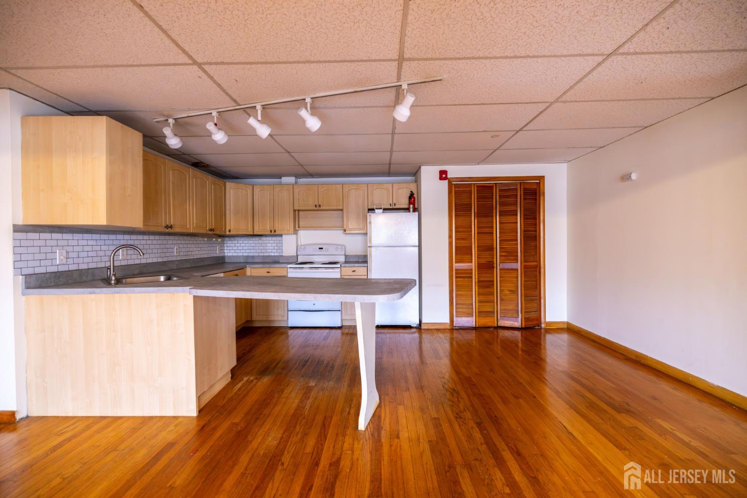 353 Springfield Avenue Summit, NJ 07901 - Photo 7 of 14