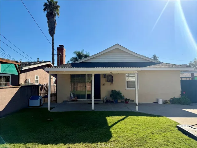 a view of a house with backyard and porch