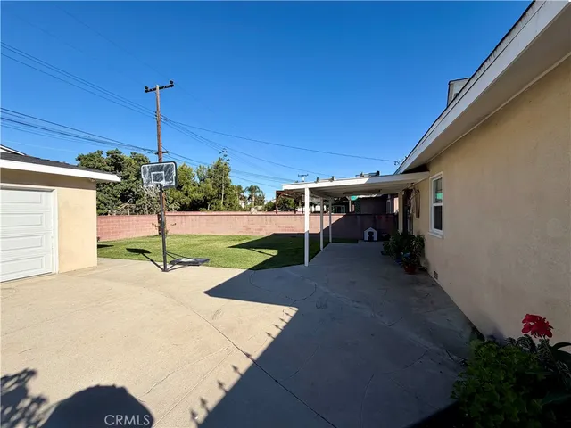a view of a house with backyard and porch