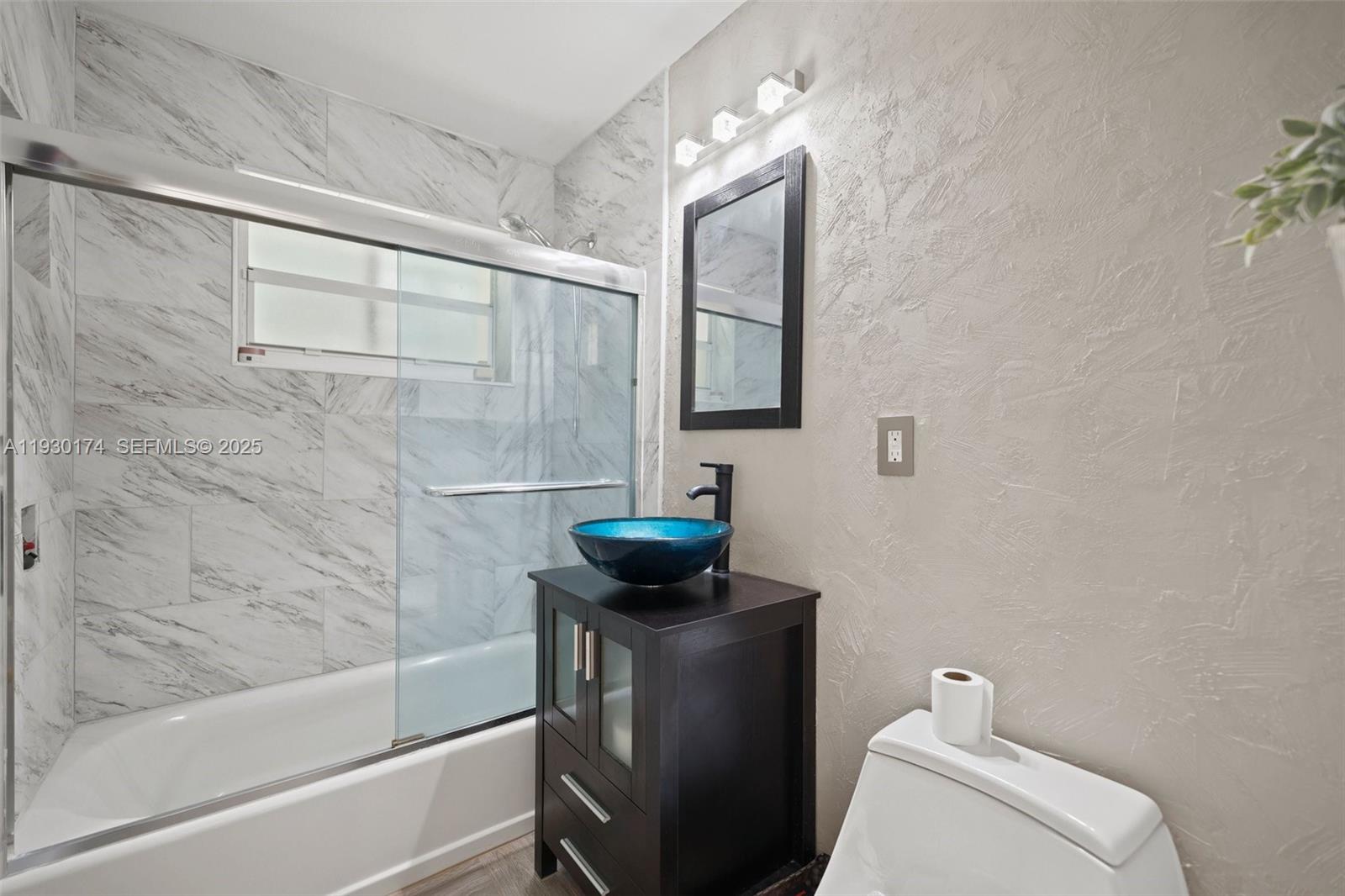 4841 Northeast 29th Avenue Lighthouse Point, FL 33064 - Photo 28 of 50 a bathroom with a toilet a sink and bathtub