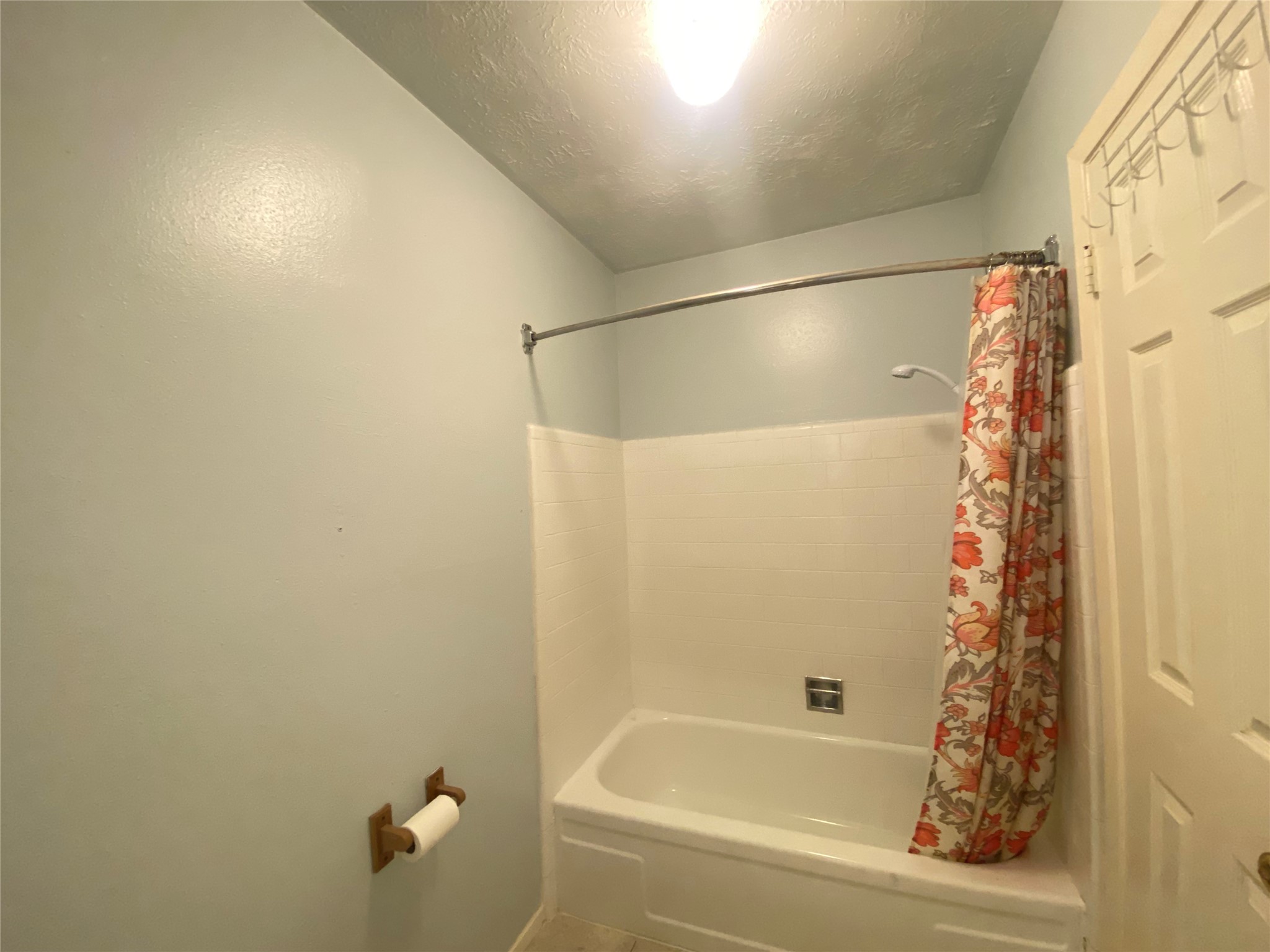 12177 Sharpview Drive Houston, TX 77072 - Photo 21 of 30 a bathroom with a bathtub