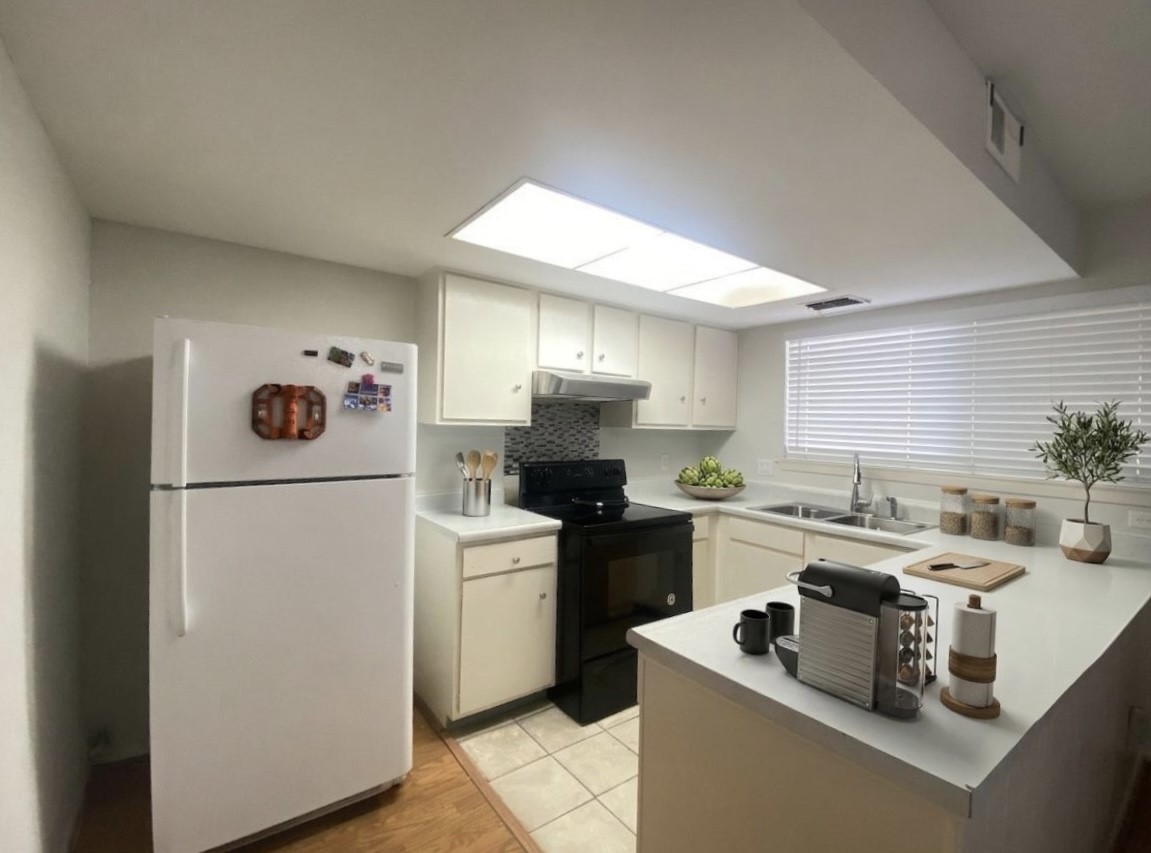 12177 Sharpview Drive Houston, TX 77072 - Photo 10 of 30 a kitchen with a sink stove and refrigerator