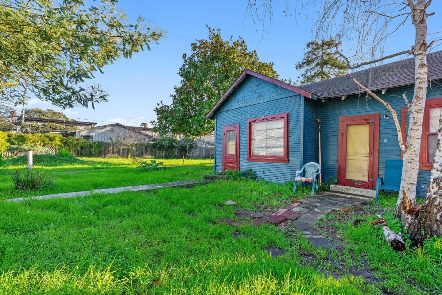 1430 Merrill Street Santa Cruz, CA 95062 - Photo 18 of 40 a front view of a house with garden