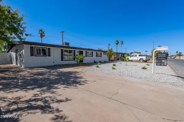 a view of a house with backyard