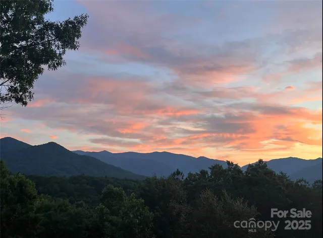 a view of houses with sky view