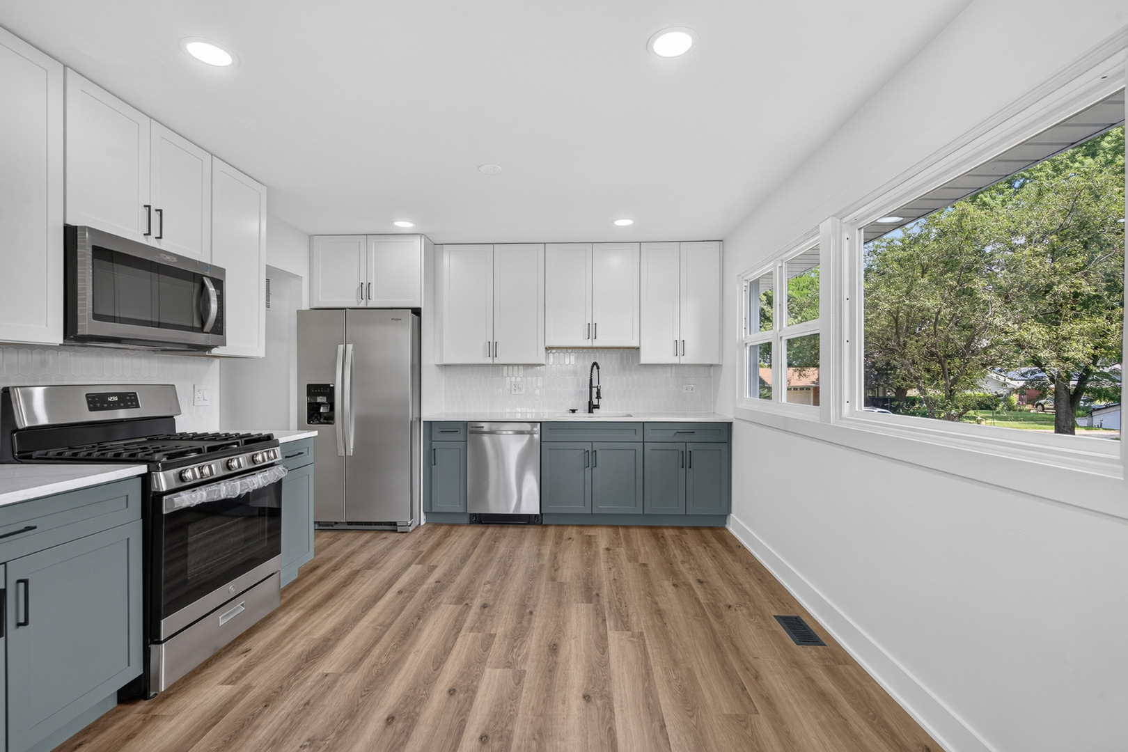 405 West Newport Road Hoffman Estates, IL 60169 - Photo 9 of 30