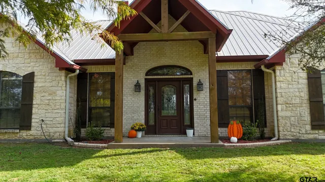 a view of front a house with yard