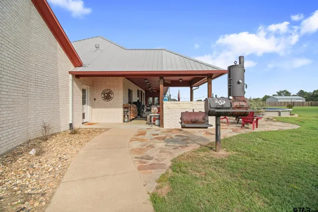 a view of a livingroom with furniture