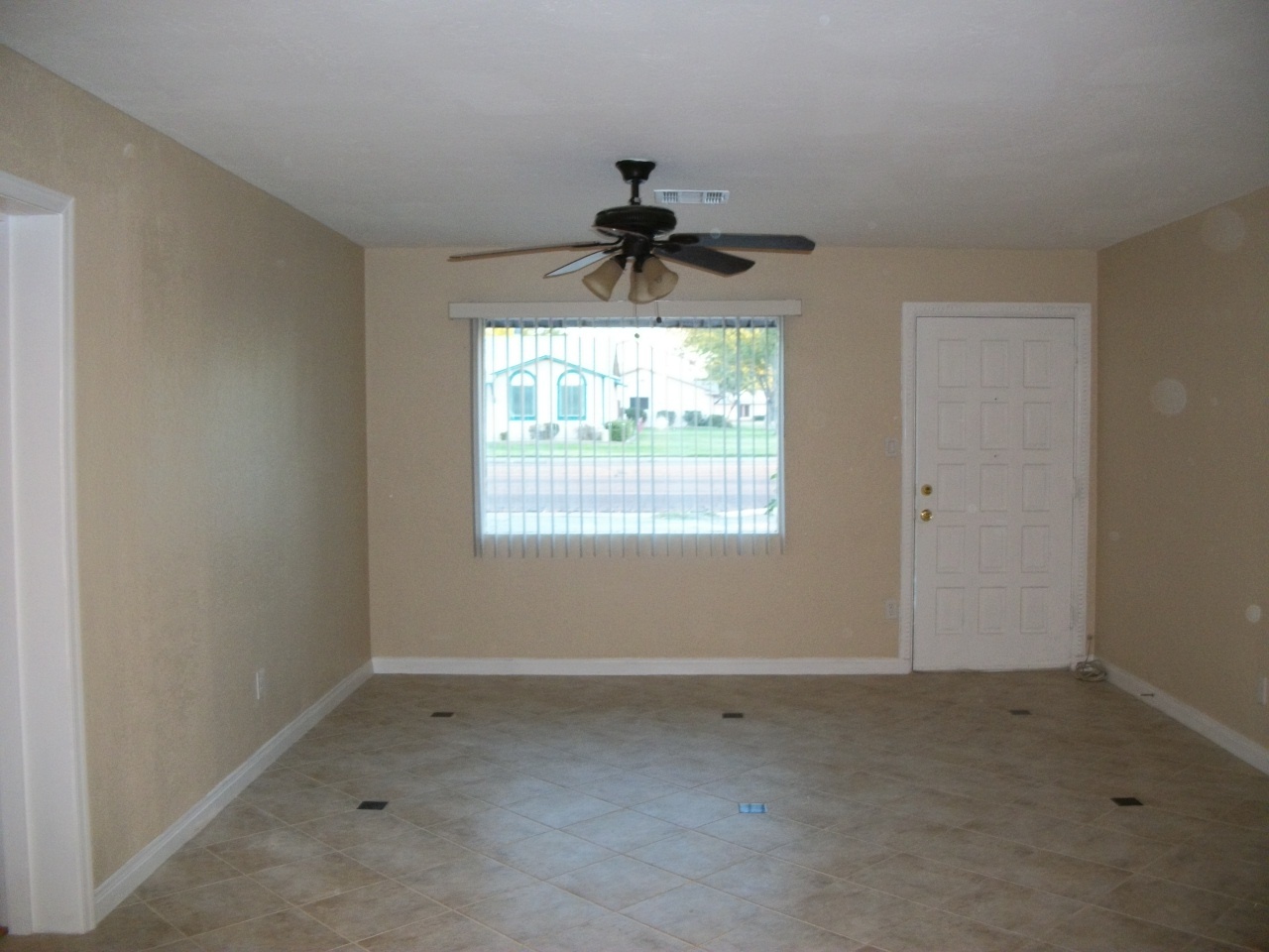 3019 West Bethany Home Road Phoenix, AZ 85017 - Photo 5 of 12 Family room
