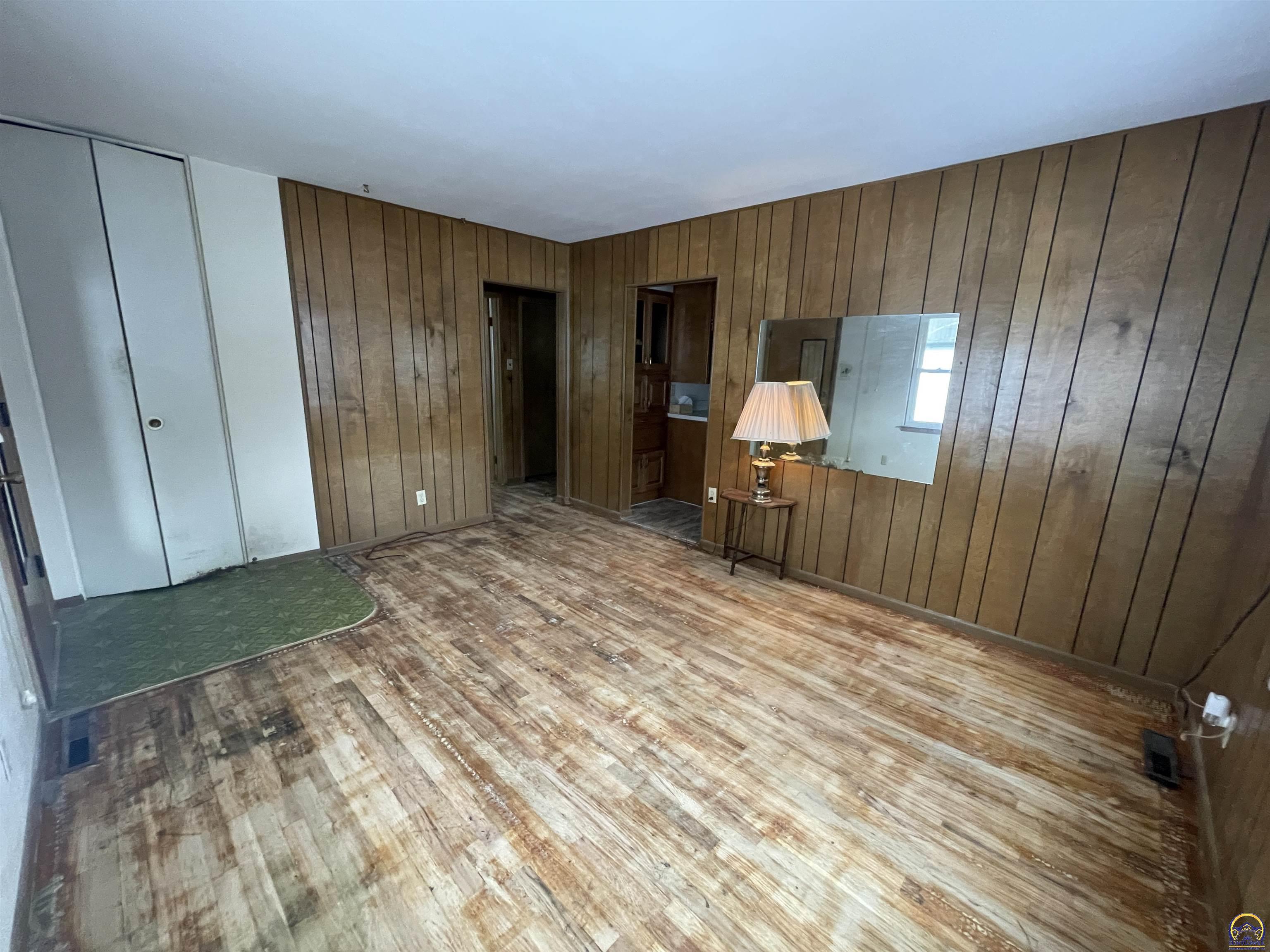 1906 Southeast Illinois Avenue Topeka, KS 66607 - Photo 4 of 26