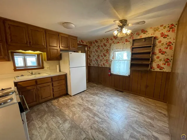 $89,999 | 1906 Southeast Illinois Avenue, Topeka, KS 66607